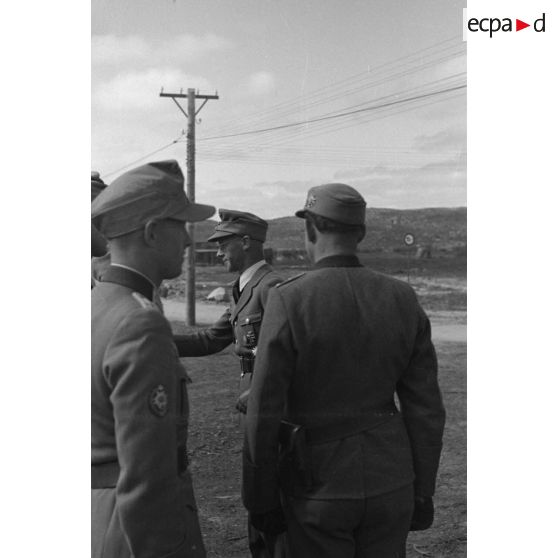 Josef Terboven, commissaire du Reich en Norvège, inspecte les positions d'une unité de chasseurs de montagne (Gebirgsjäger).