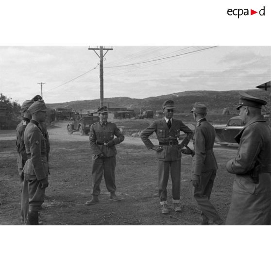 Josef Terboven, commissaire du Reich en Norvège, inspecte les positions d'une unité de chasseurs de montagne (Gebirgsjäger).