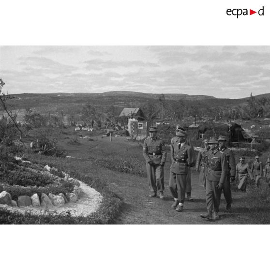 Josef Terboven, commissaire du Reich en Norvège, inspecte les positions d'une unité de chasseurs de montagne (Gebirgsjäger).