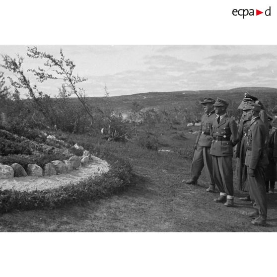 Josef Terboven, commissaire du Reich en Norvège, inspecte les positions d'une unité de chasseurs de montagne (Gebirgsjäger).