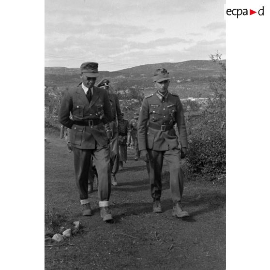 Josef Terboven, commissaire du Reich en Norvège, inspecte les positions d'une unité de chasseurs de montagne (Gebirgsjäger).