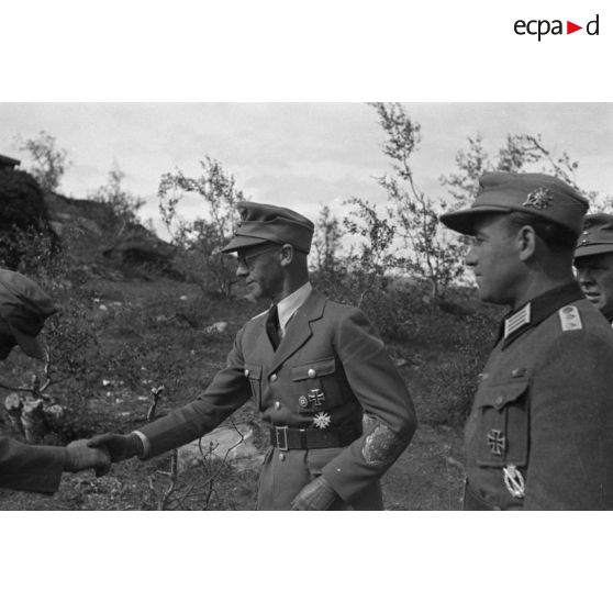 Josef Terboven, commissaire du Reich en Norvège, inspecte les positions d'une unité de chasseurs de montagne (Gebirgsjäger).