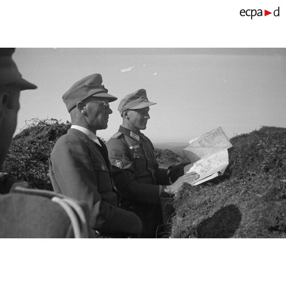 Josef Terboven, commissaire du Reich en Norvège, inspecte les positions d'une unité de chasseurs de montagne (Gebirgsjäger).