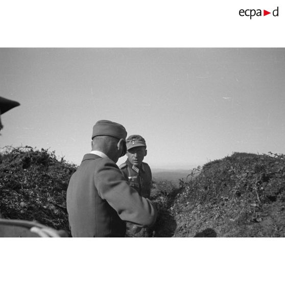 Josef Terboven, commissaire du Reich en Norvège, inspecte les positions d'une unité de chasseurs de montagne (Gebirgsjäger).