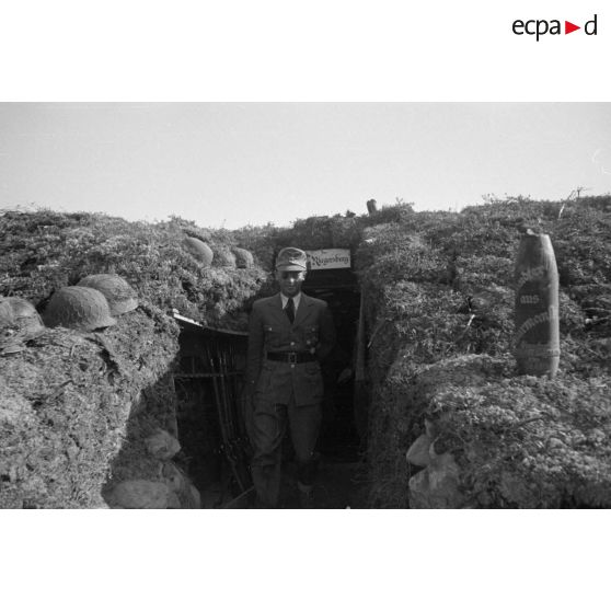 Josef Terboven, commissaire du Reich en Norvège, inspecte les positions d'une unité de chasseurs de montagne (Gebirgsjäger).