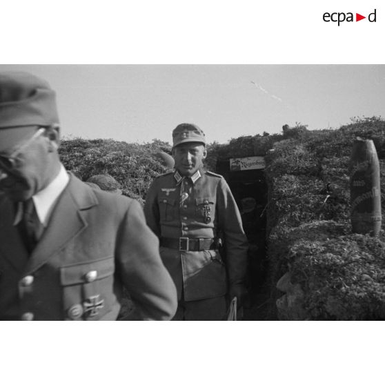 Josef Terboven, commissaire du Reich en Norvège, inspecte les positions d'une unité de chasseurs de montagne (Gebirgsjäger).