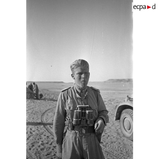 Portrait d'un Leutnant de la Luftwaffe couvert de sable, il pourrait être membre de la I./Flak-Regiment 33.