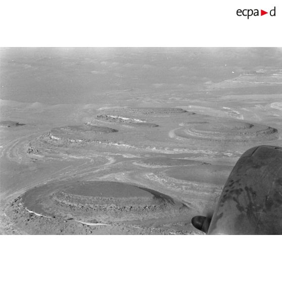 Vue aérienne du désert dans le secteur de l'oasis de Siwa prise à bord d'un avion de transport Junkers Ju-52.