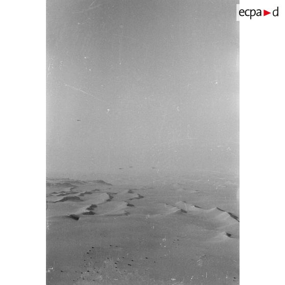 Vue aérienne du désert dans le secteur de l'oasis de Siwa prise à bord d'un avion de transport Junkers Ju-52.