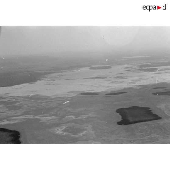 Vue aérienne du désert dans le secteur de l'oasis de Siwa prise à bord d'un avion de transport Junkers Ju-52.