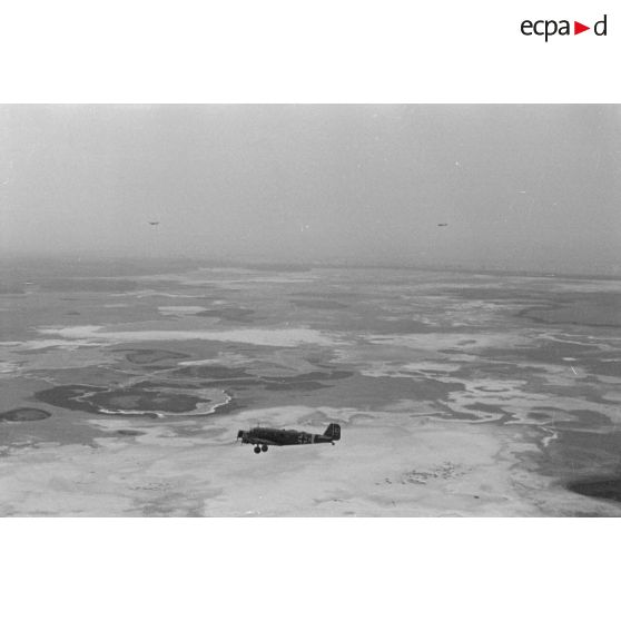 Vue aérienne du désert dans le secteur de l'oasis de Siwa prise à bord d'un avion de transport Junkers Ju-52.