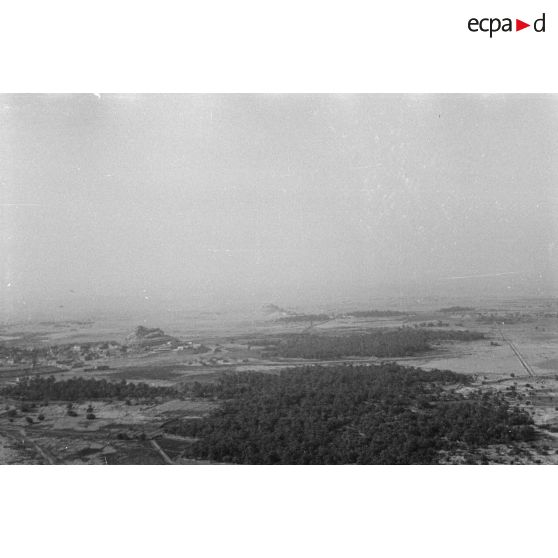 Vue aérienne du désert dans le secteur de l'oasis de Siwa prise à bord d'un avion de transport Junkers Ju-52.