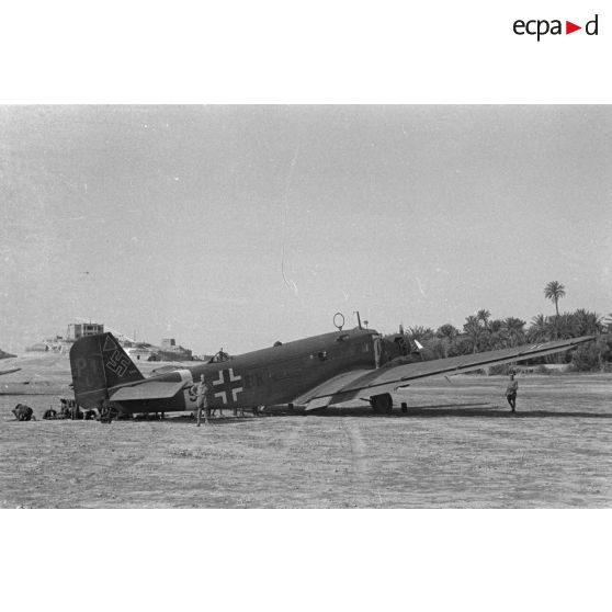 Le Junkers Ju-52 SA+BK posé sur le terrain d'aviation de Siwa.