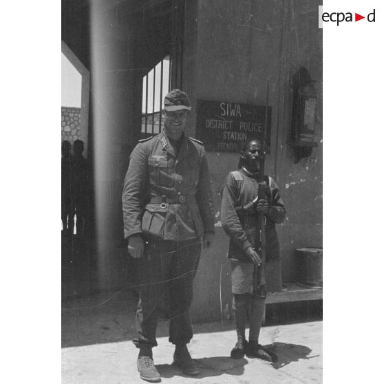 Un lieutenant allemand (Oberleutnant) devant le poste de police de Siwa (Egypte).