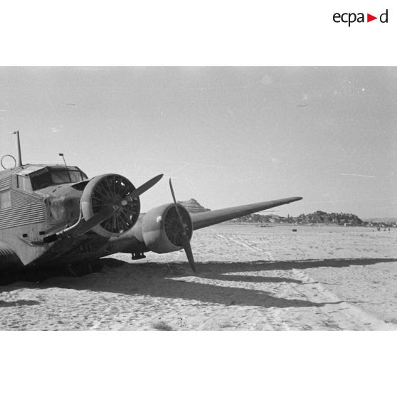 Un Junkers Ju-52 dont le train d'atterrissage est fauché sur l'aérodrome de Siwa.[