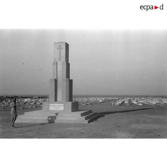 Monument aux morts au sein du cimetière britannique de Tobrouk.