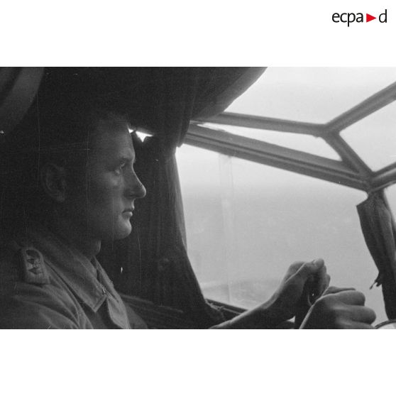 Un capitaine (Hauptmann) aux commandes d'un avion de transport Junkers Ju-52.