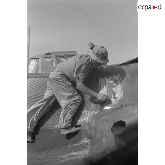 Nettoyage de l'insigne de groupe de transport peint sur le nez d'un avion de transport Junkers Ju-52.