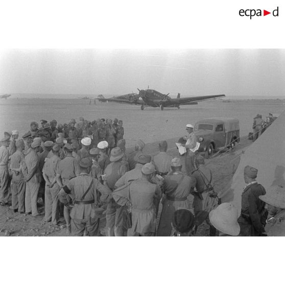 Sur un terrain d'aviation, des unités germano-italiennes sont rassemblées avant leur évacuation en avion de transport Junkers Ju-52.