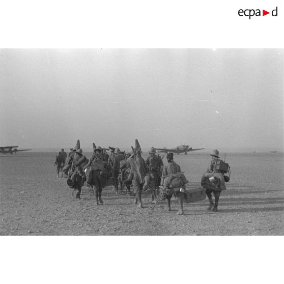 Sur un terrain d'aviation, des unités germano-italiennes sont rassemblées avant leur évacuation en avion de transport Junkers Ju-52.