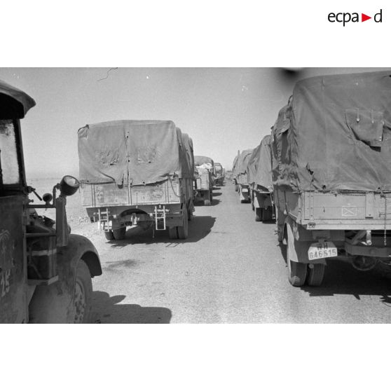 Une colonne de camions de l'Axe (italiens et Allemands) progresse sur la route côtière.