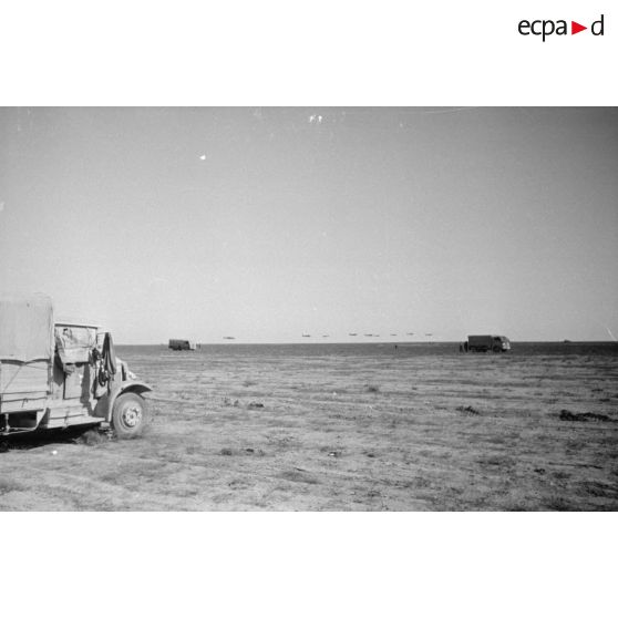 Une colonne de camions de l'Axe (italiens et Allemands) progresse sur la route côtière.