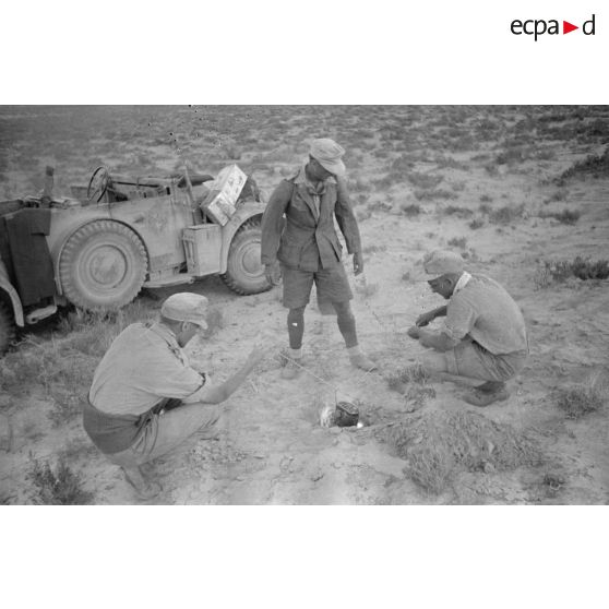 Préparation d'un repas à  l'abri d'une Horch Kfz.15,