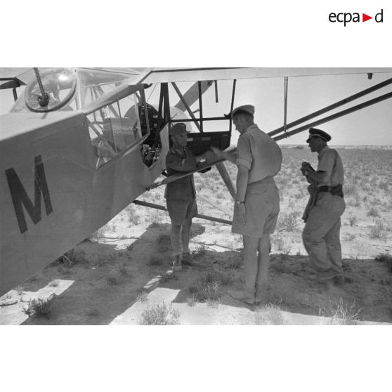 Le général (Generalmajor) Alfred Gause monte à bord d'un avion de liaison Fieseler Fi-156 Storch.