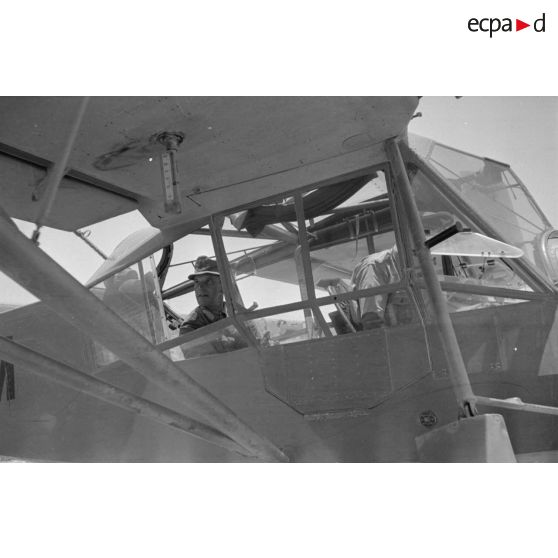 Le général (Generalmajor) Alfred Gause monte à bord d'un avion de liaison Fieseler Fi-156 Storch.