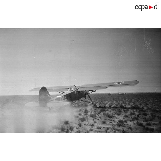 Le général (Generalmajor) Alfred Gause monte à bord d'un avion de liaison Fieseler Fi-156 Storch.