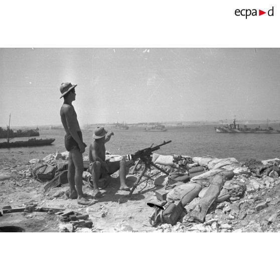 Des soldats italiens dotés d'une mitrailleuse Breda, en charge de la protection du port de Tobrouk.