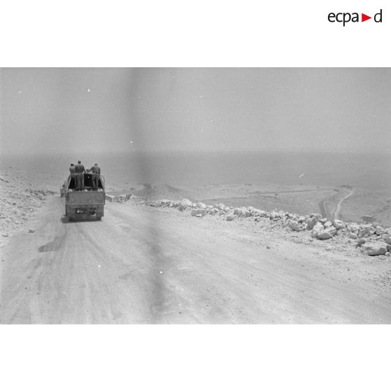 Des camions allemands et italiens roulent sur la Via Balbia entre Halfaya et Tobrouk.