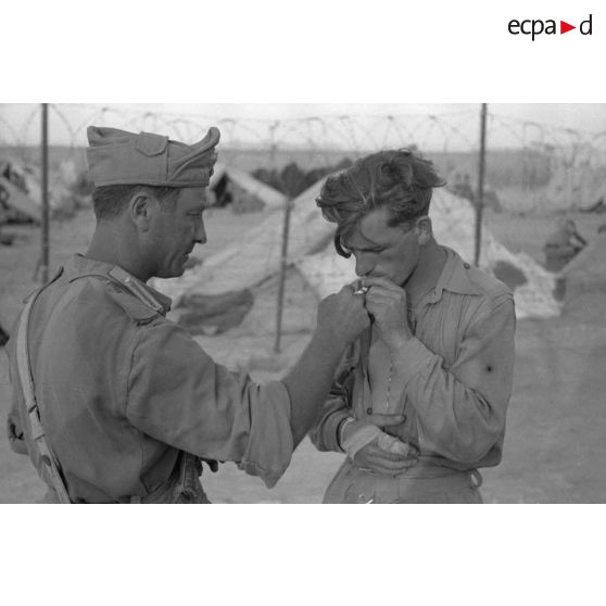 Un gendarme italien et un prisonnier britannique.