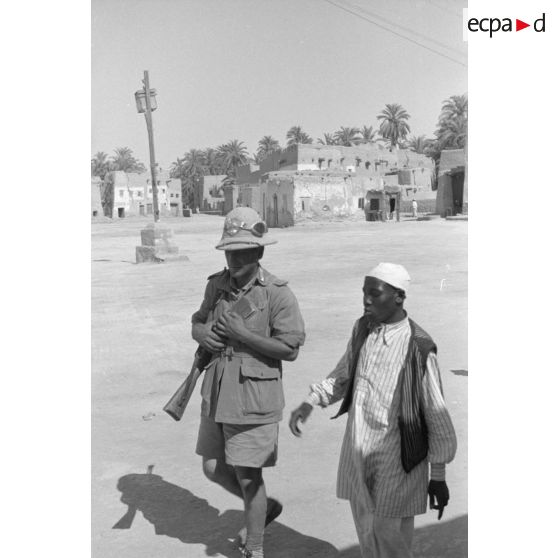 Un gendarme italien et un habitant de Siwa.