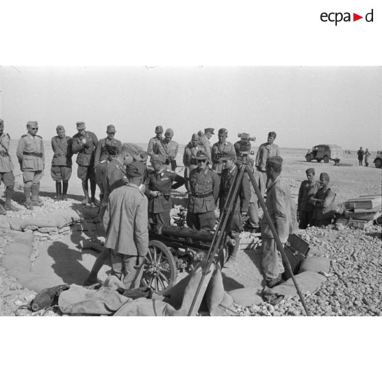 Inspection d'un encuvement pour canon italien de montagne de 65mm modèle 1913.