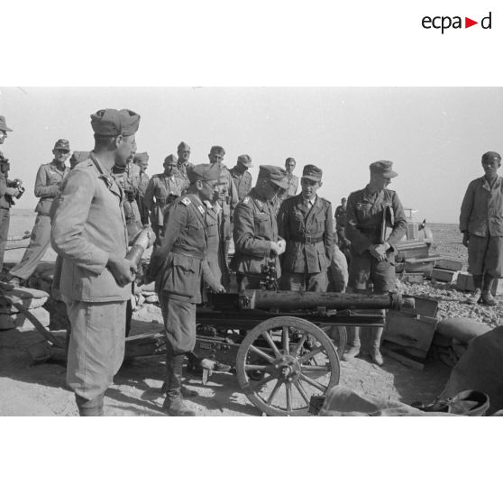 Inspection d'un encuvement pour canon italien de montagne de 65mm modèle 1913.