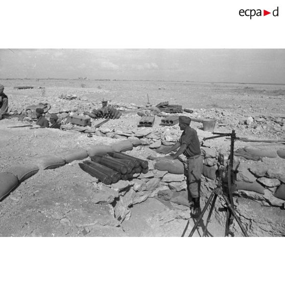 Stocks de munitions de 8,8 cm Flak protégée dans une position enterrée.