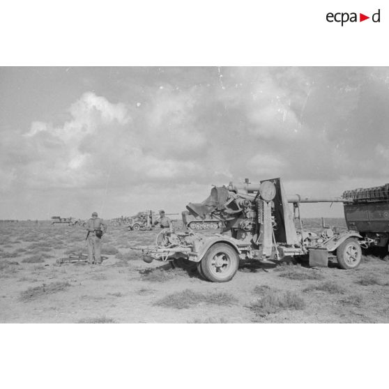 Une batterie de FlaK équipée de canons de 8,8 cm FlaK-18 effectue un tir, s'agit-il d'un exercice ou d'un combat.