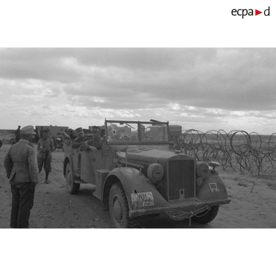 Départ du général Walter Neumann-Silkow à bord d'une Horch Kfz.15.