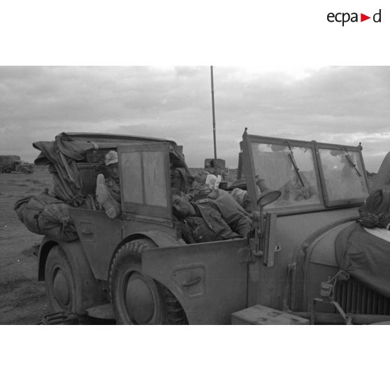 A bord d'un véhicule, des officiers allemands dorment.