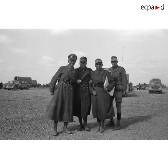 Le Generalleutnant Crüwell, l'Oberstleutnant Bayerlein, le Major Schraepler et un officier lors d'une réunion d'état-major de l'Afrika-Korps rassemble des généraux italiens et allemands.