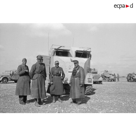 Un groupe d'officiers du DAK à l'issue d'une réunion d'état-major de l'Afrika-Korps.