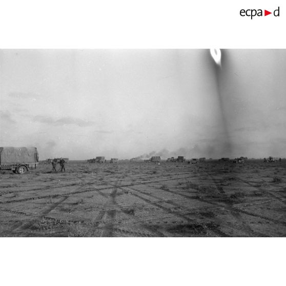 Progression d'unités blindés et de FlaK sous un tir d'artillerie pendant l'opération "Crusader".