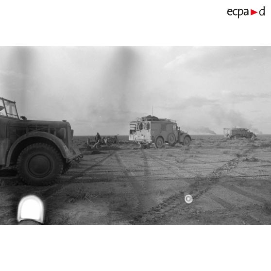 Progression d'unités blindés et de FlaK sous un tir d'artillerie pendant l'opération "Crusader".