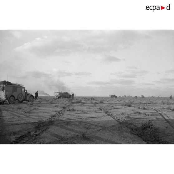 Progression d'unités blindés et de FlaK sous un tir d'artillerie pendant l'opération "Crusader".