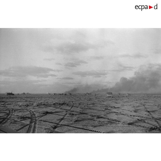 Progression d'unités blindés et de FlaK sous un tir d'artillerie pendant l'opération "Crusader".