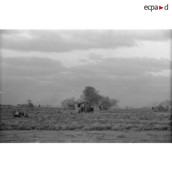 Progression d'unités blindés et de FlaK sous un tir d'artillerie pendant l'opération "Crusader".