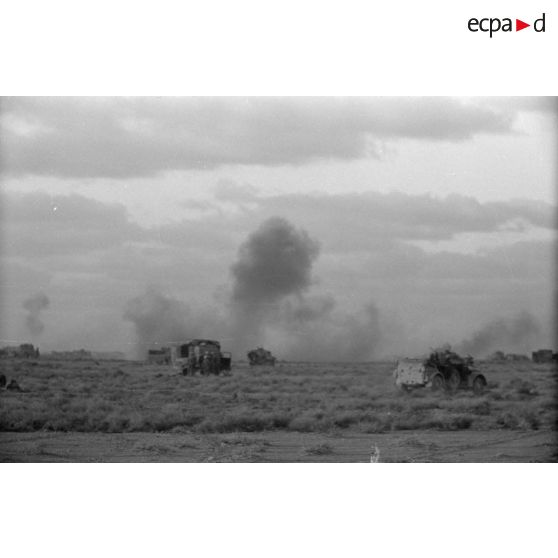 Progression d'unités blindés et de FlaK sous un tir d'artillerie pendant l'opération "Crusader".