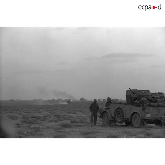 Progression d'unités blindés et de FlaK sous un tir d'artillerie pendant l'opération "Crusader".