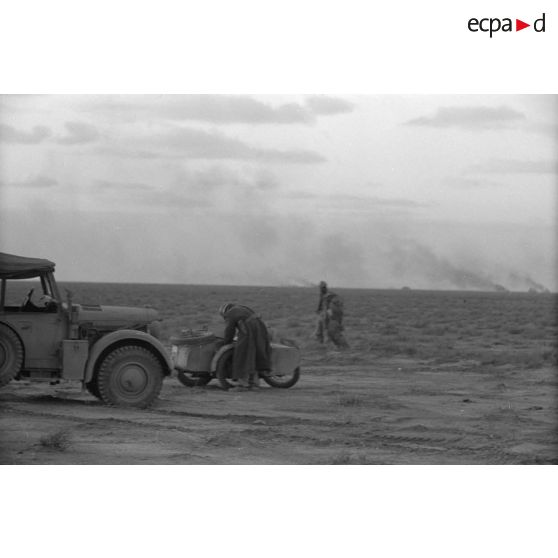 Progression d'unités blindés et de FlaK sous un tir d'artillerie pendant l'opération "Crusader".